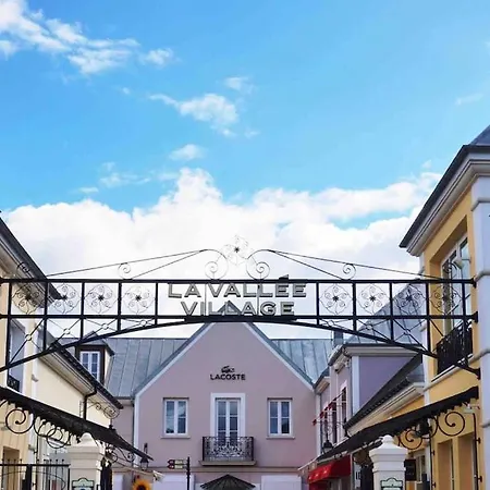 The Smile House // * Bussy-Saint-Georges